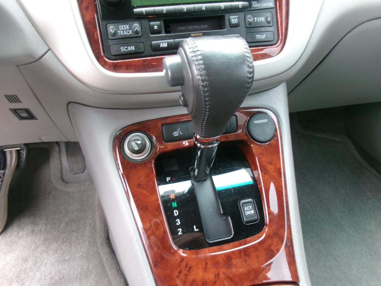 Toyota Highlander V6 2WD with 3rd-Row Seat 2005