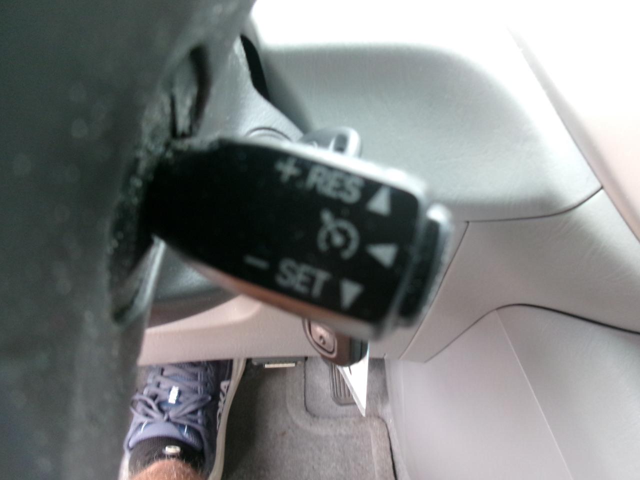 Toyota Highlander V6 2WD with 3rd-Row Seat 2005