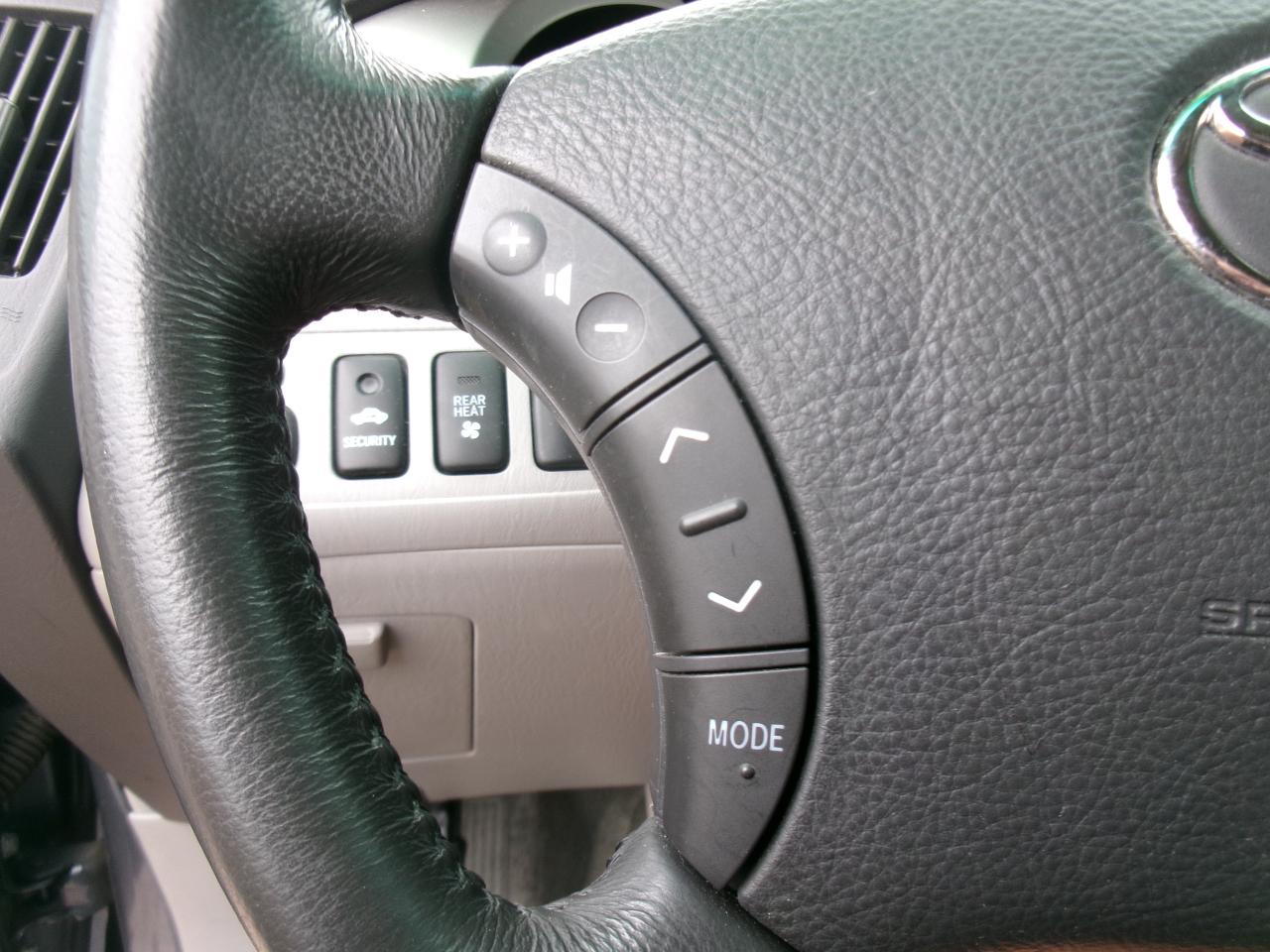 Toyota Highlander V6 2WD with 3rd-Row Seat 2005