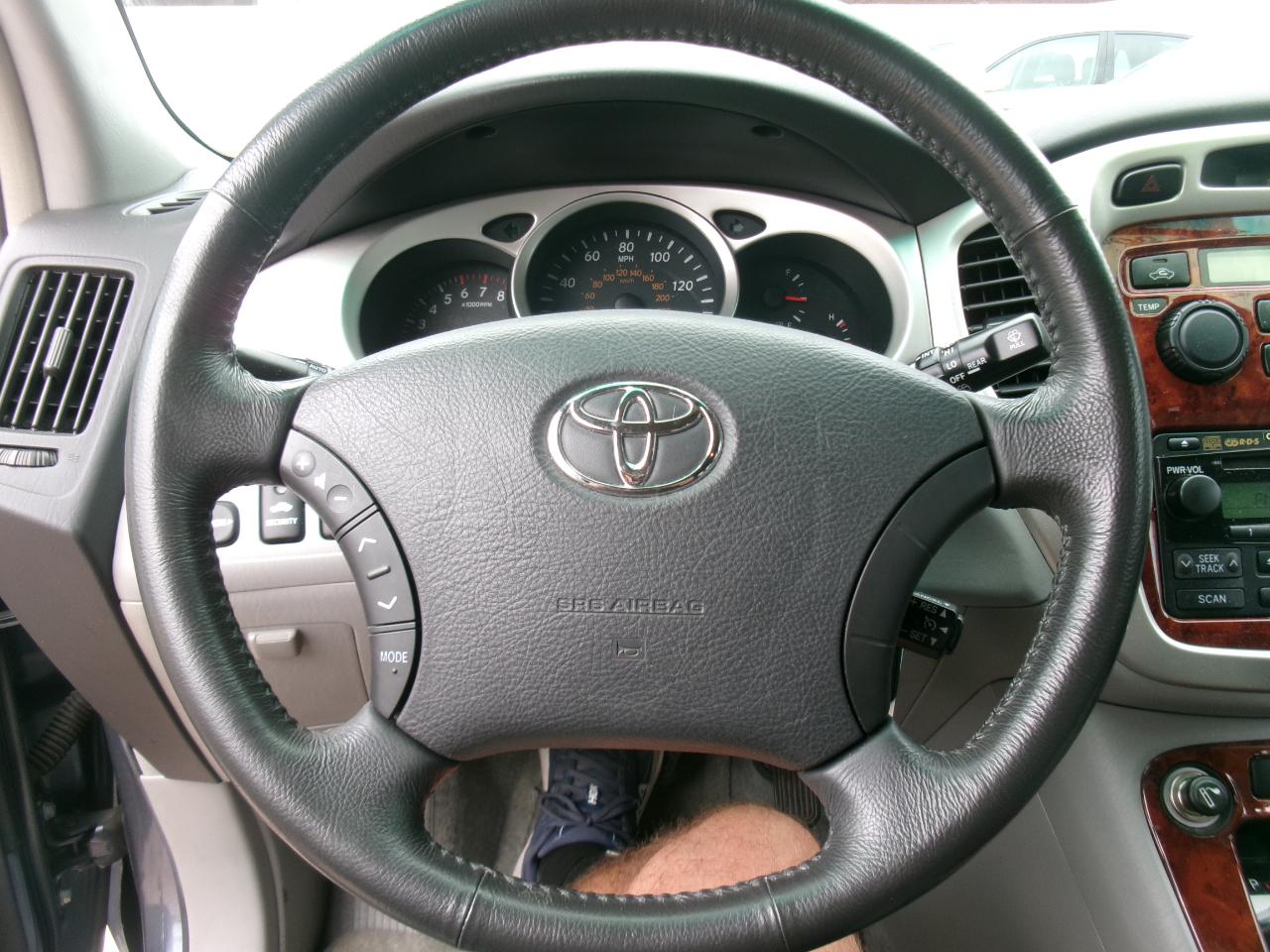 Toyota Highlander V6 2WD with 3rd-Row Seat 2005