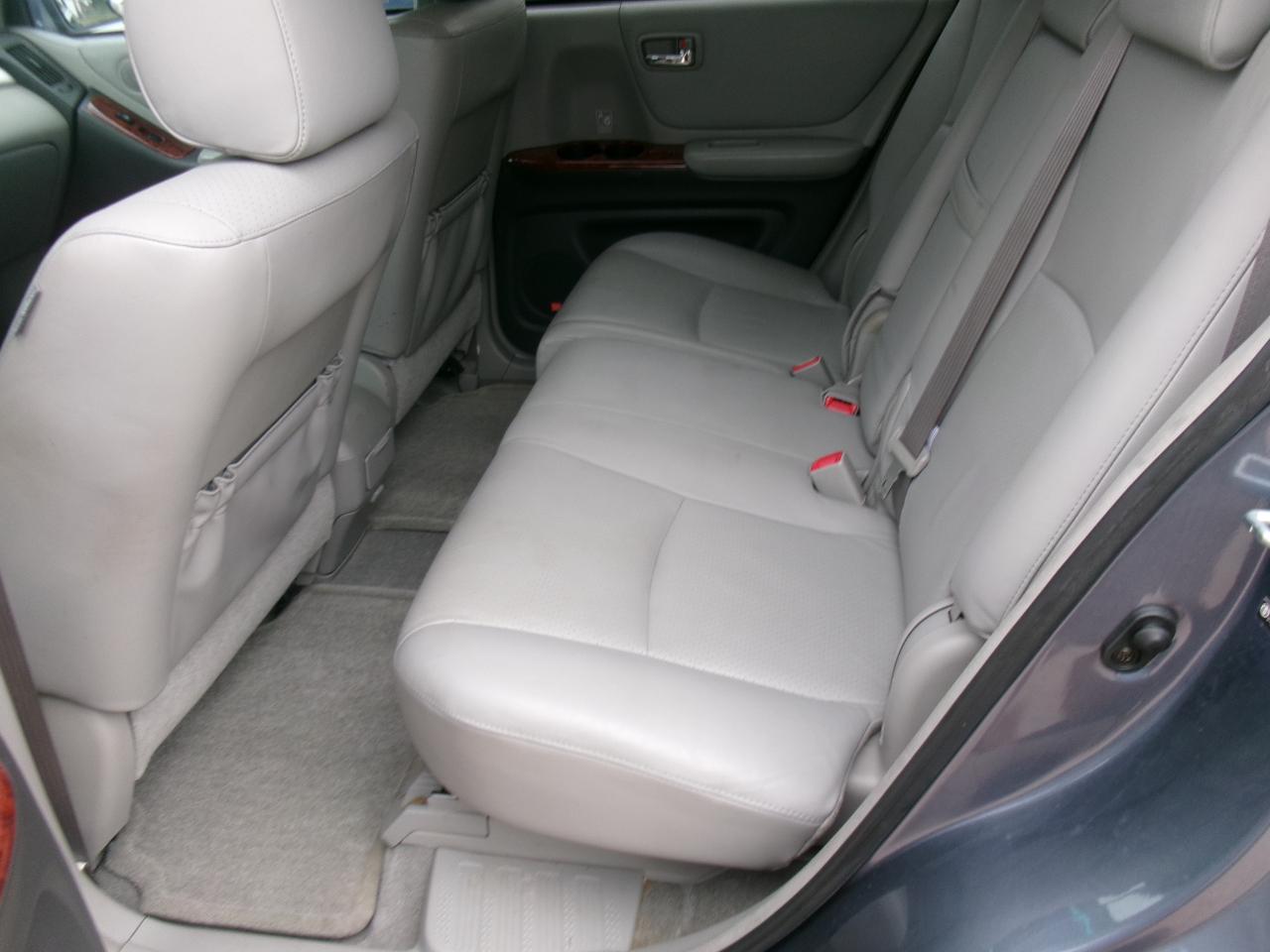 Toyota Highlander V6 2WD with 3rd-Row Seat 2005