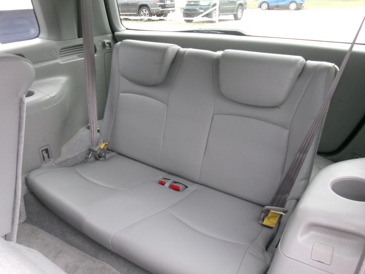 Toyota Highlander V6 2WD with 3rd-Row Seat 2005