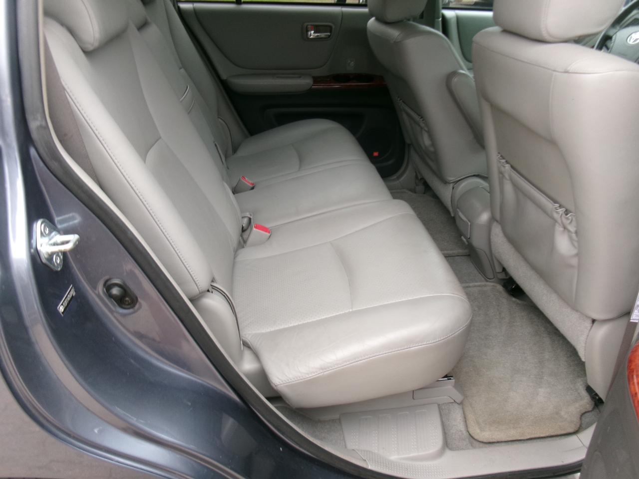 Toyota Highlander V6 2WD with 3rd-Row Seat 2005