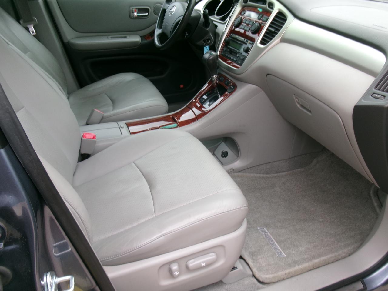 Toyota Highlander V6 2WD with 3rd-Row Seat 2005