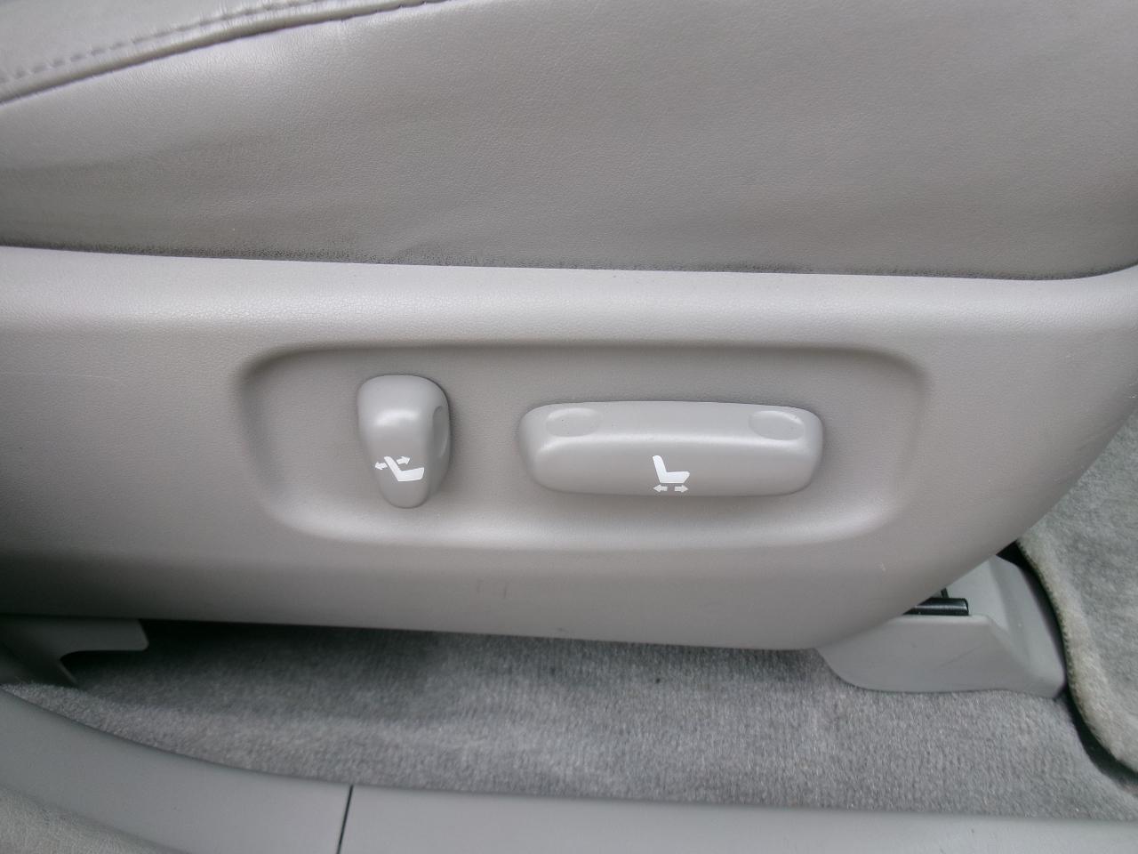 Toyota Highlander V6 2WD with 3rd-Row Seat 2005