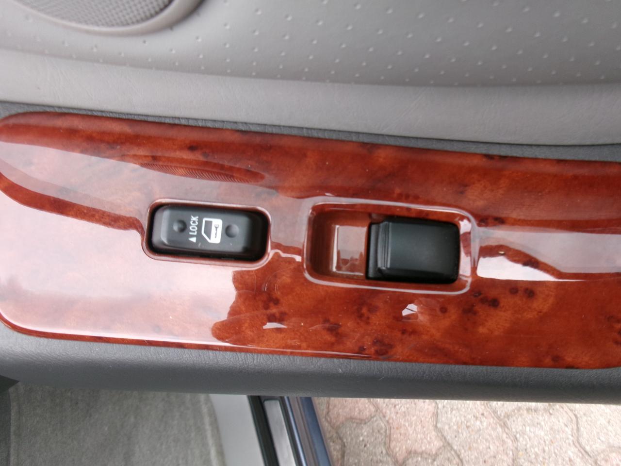 Toyota Highlander V6 2WD with 3rd-Row Seat 2005
