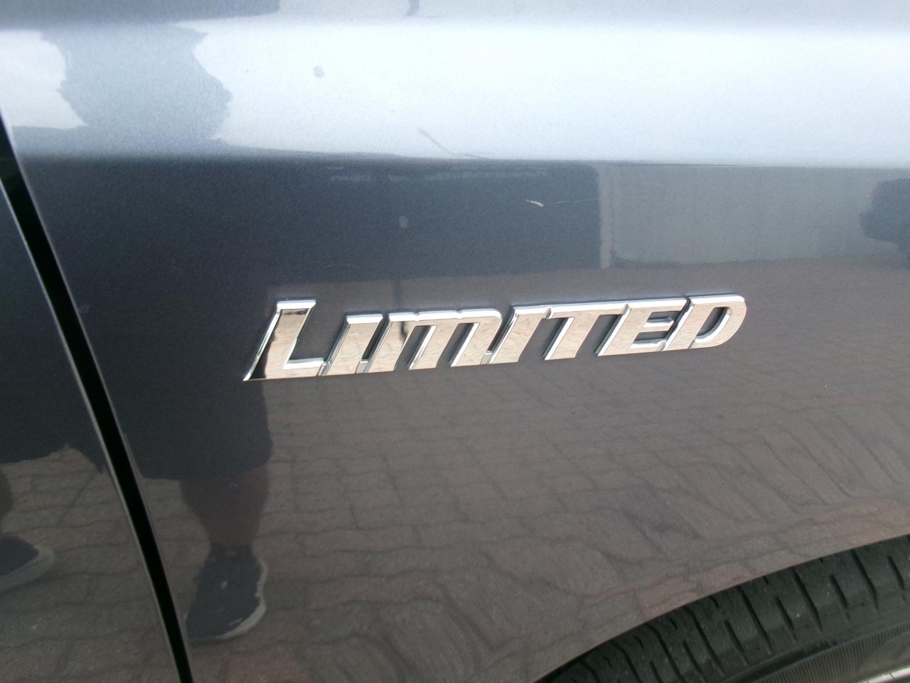 Toyota Highlander V6 2WD with 3rd-Row Seat 2005