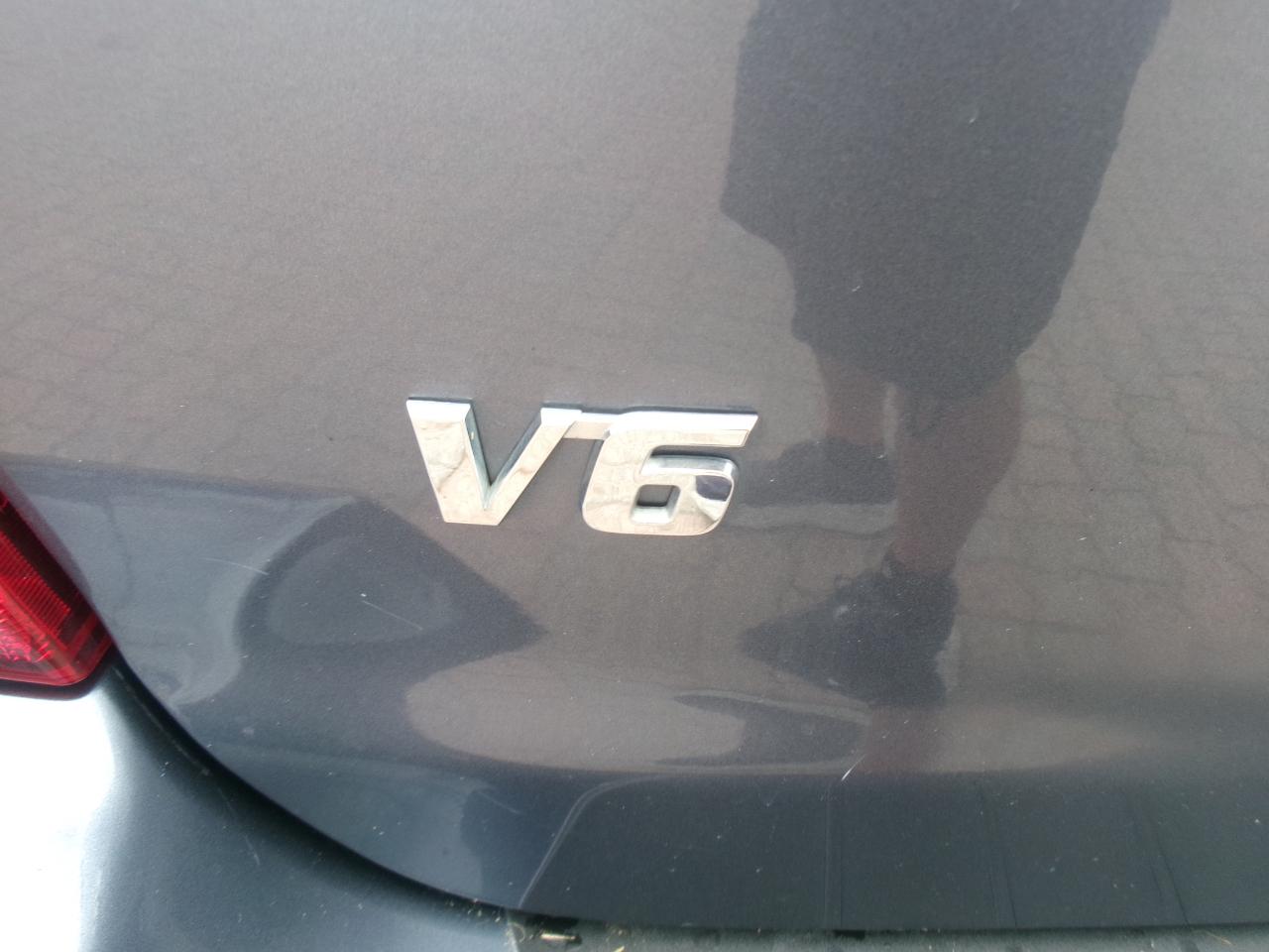 Toyota Highlander V6 2WD with 3rd-Row Seat 2005