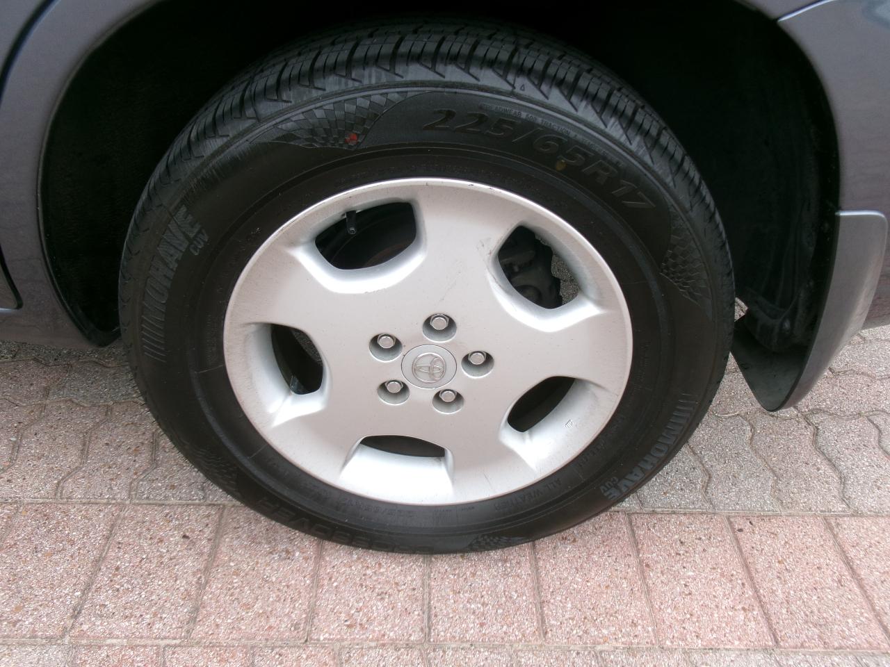 Toyota Highlander V6 2WD with 3rd-Row Seat 2005