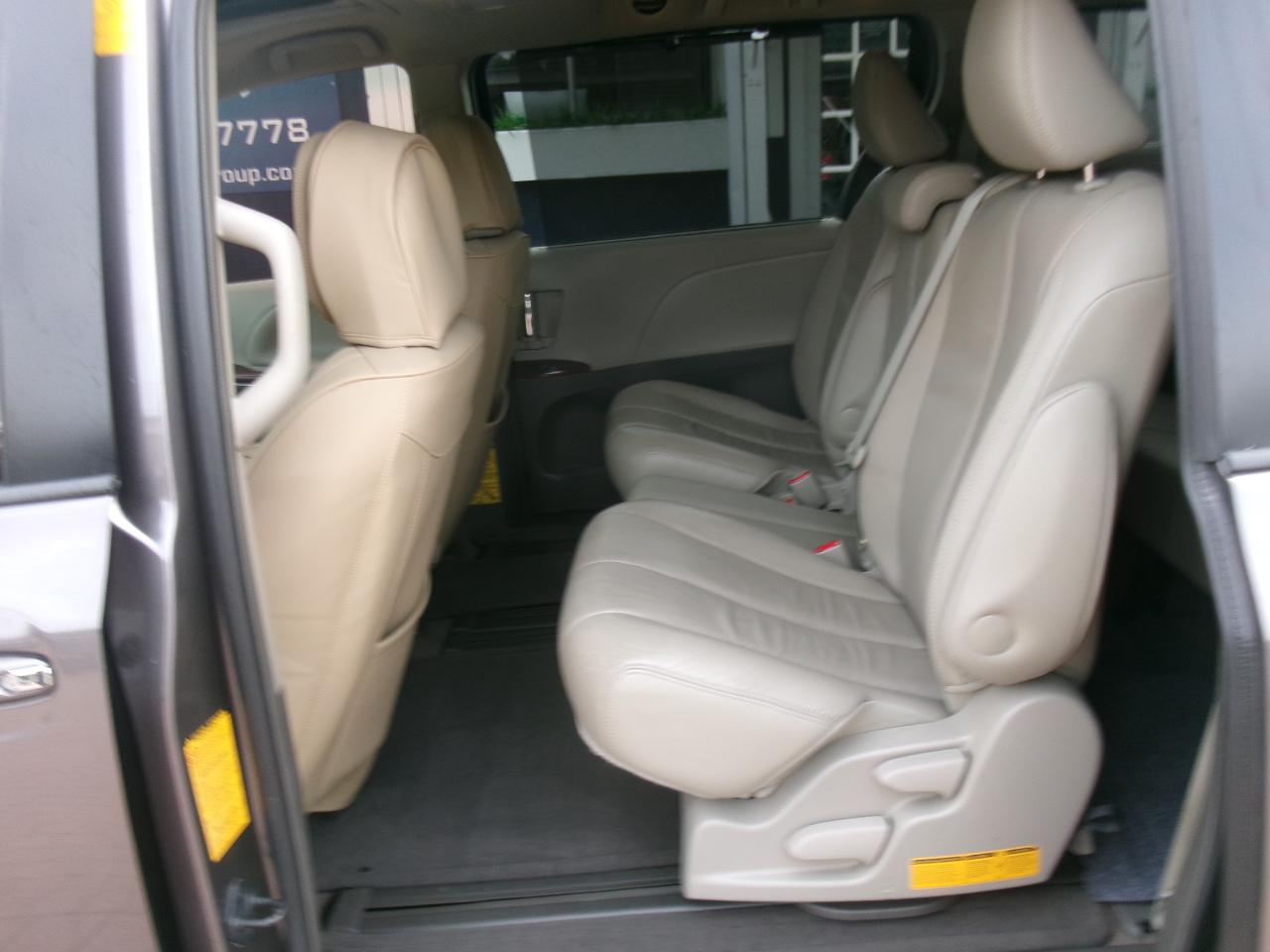 Toyota Sienna XLE FWD 8-Passenger V6 2014