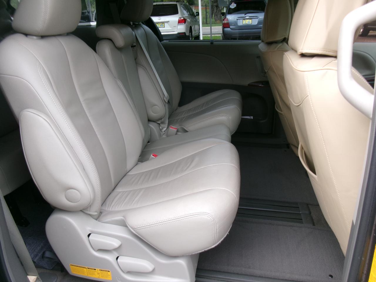 Toyota Sienna XLE FWD 8-Passenger V6 2014
