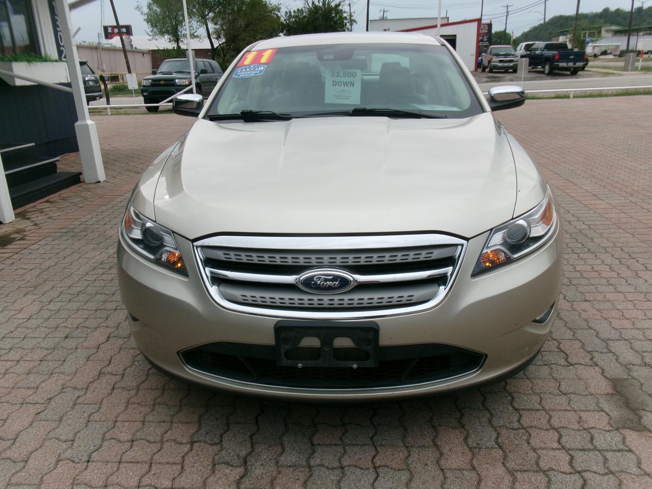 Ford Taurus Limited FWD 2011