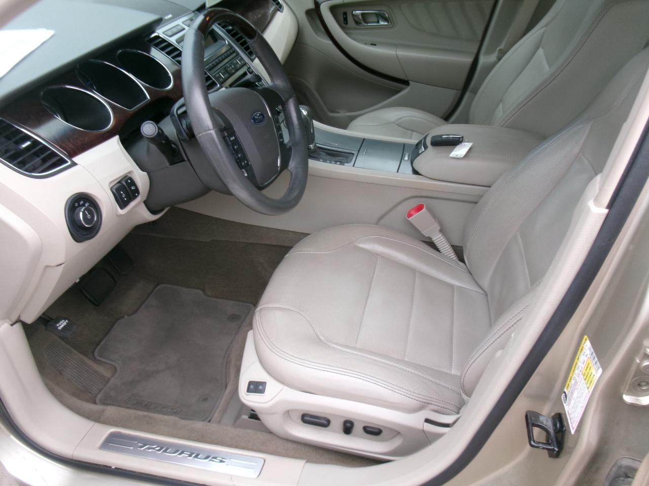 Ford Taurus Limited FWD 2011