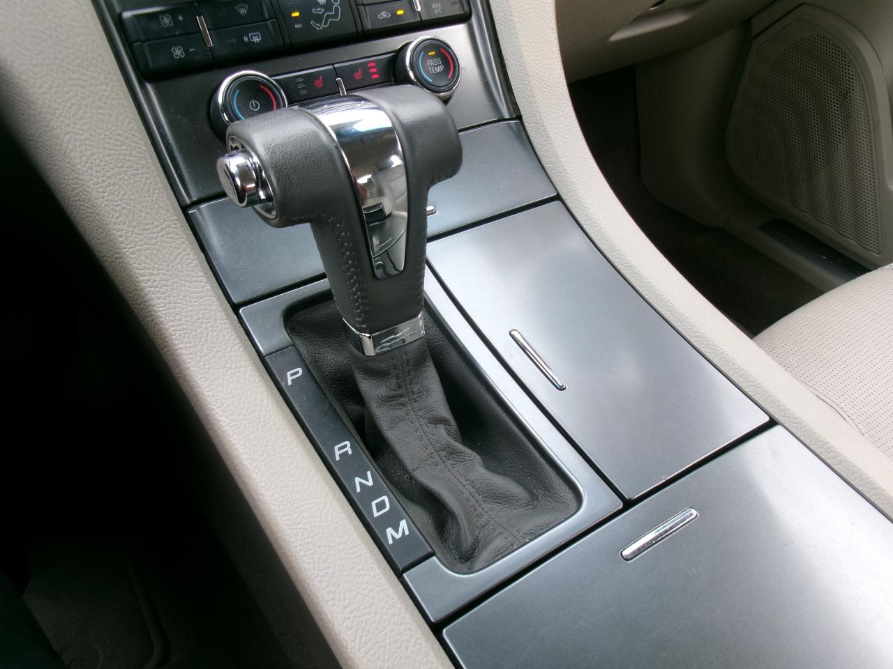 Ford Taurus Limited FWD 2011