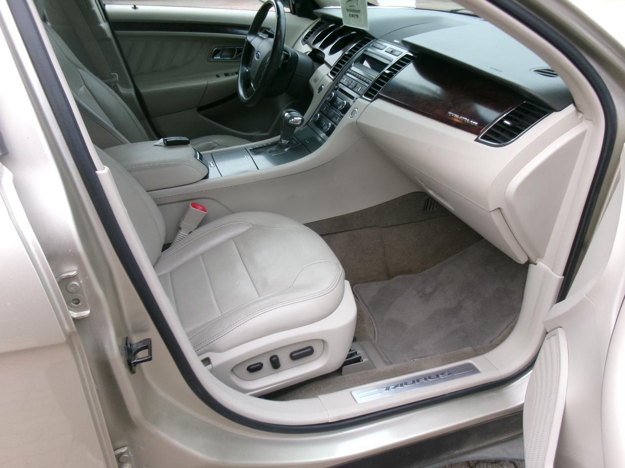 Ford Taurus Limited FWD 2011