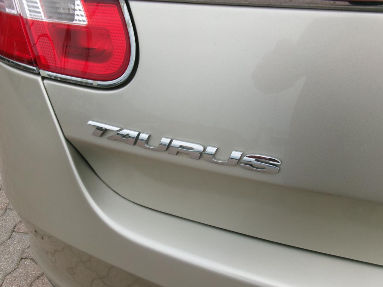 Ford Taurus Limited FWD 2011