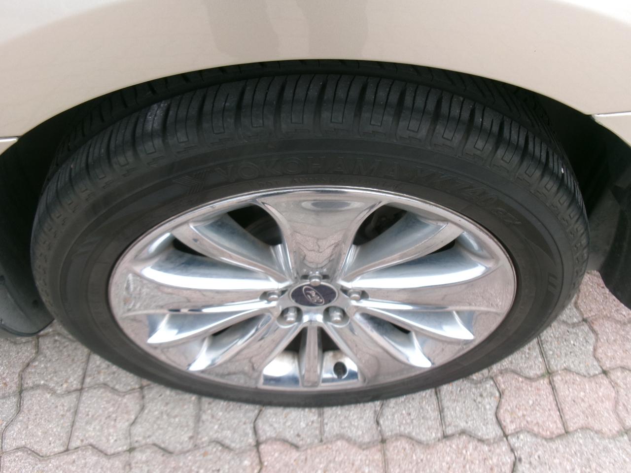 Ford Taurus Limited FWD 2011