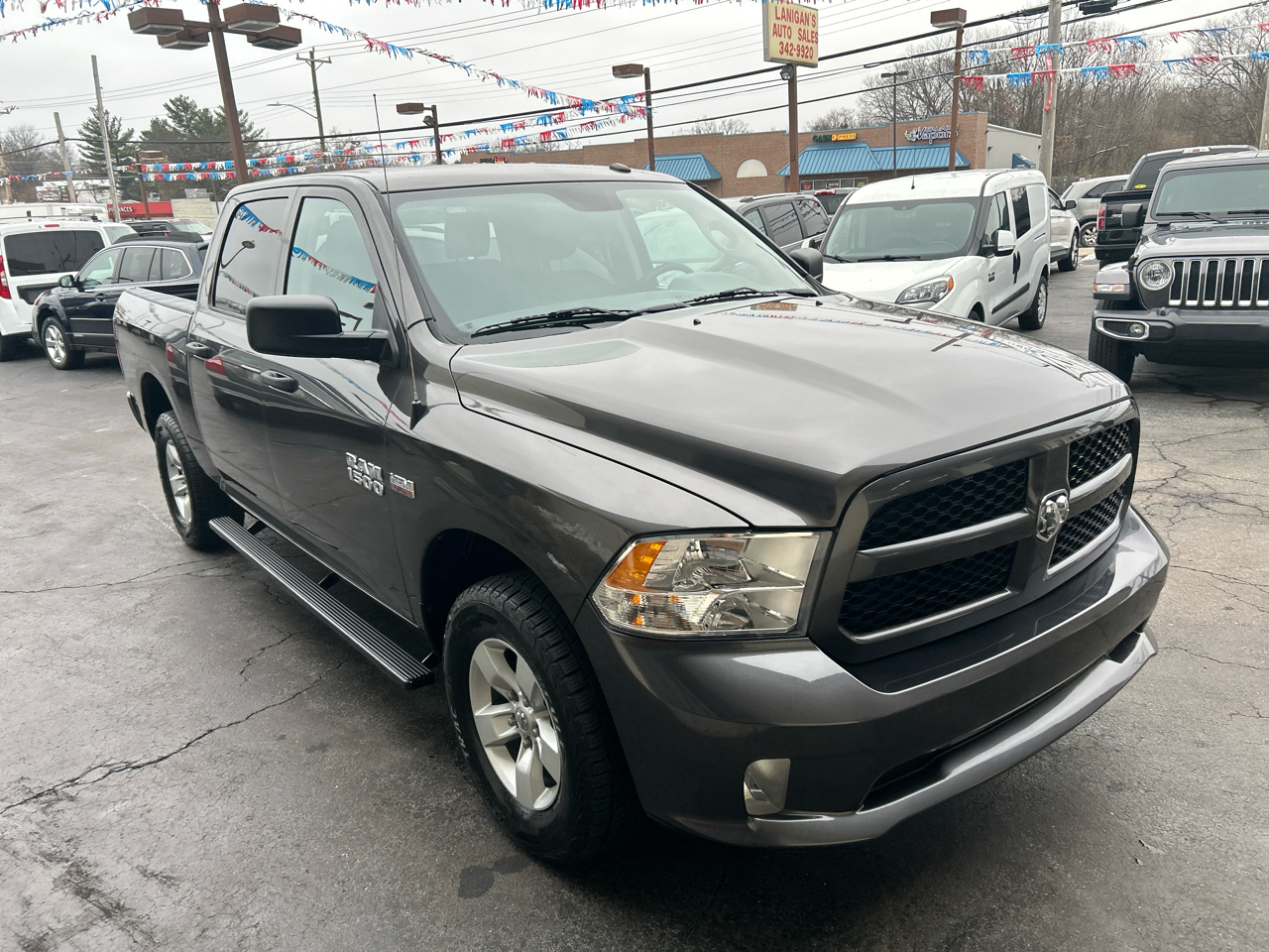 RAM 1500 Express 4x4 Crew Cab 5'7" Box 2017