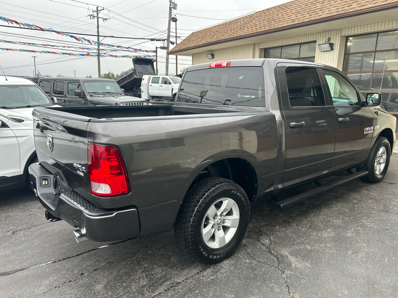 RAM 1500 Express 4x4 Crew Cab 5'7" Box 2017