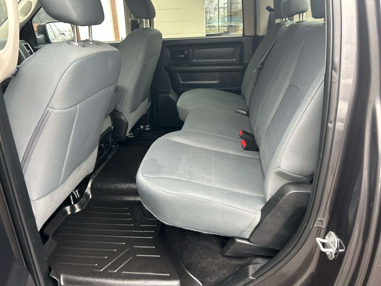 RAM 1500 Express 4x4 Crew Cab 5'7" Box 2017