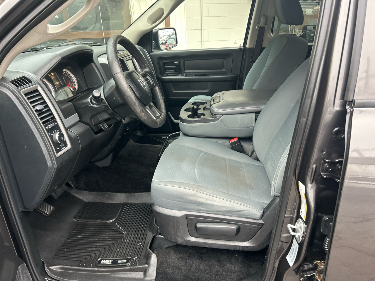 RAM 1500 Express 4x4 Crew Cab 5'7" Box 2017