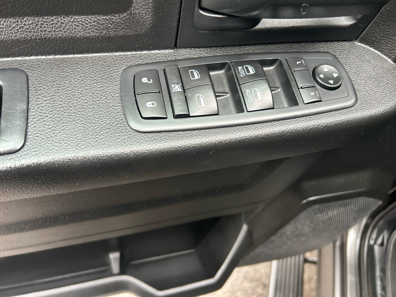 RAM 1500 Express 4x4 Crew Cab 5'7" Box 2017