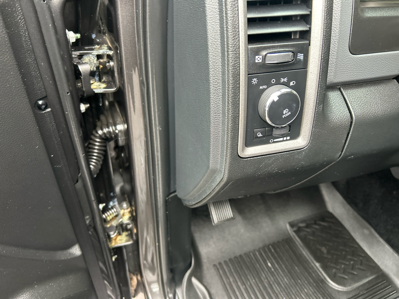 RAM 1500 Express 4x4 Crew Cab 5'7" Box 2017