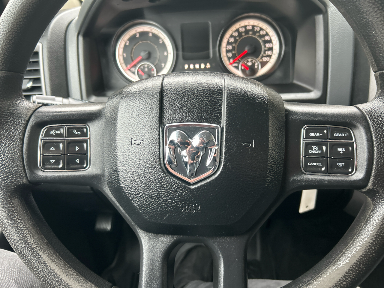 RAM 1500 Express 4x4 Crew Cab 5'7" Box 2017