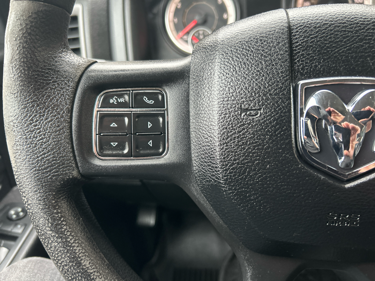 RAM 1500 Express 4x4 Crew Cab 5'7" Box 2017