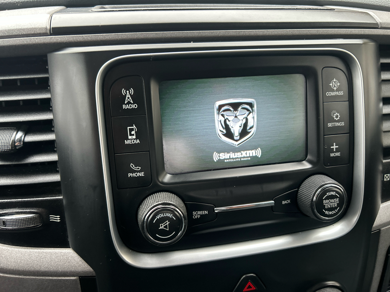 RAM 1500 Express 4x4 Crew Cab 5'7" Box 2017