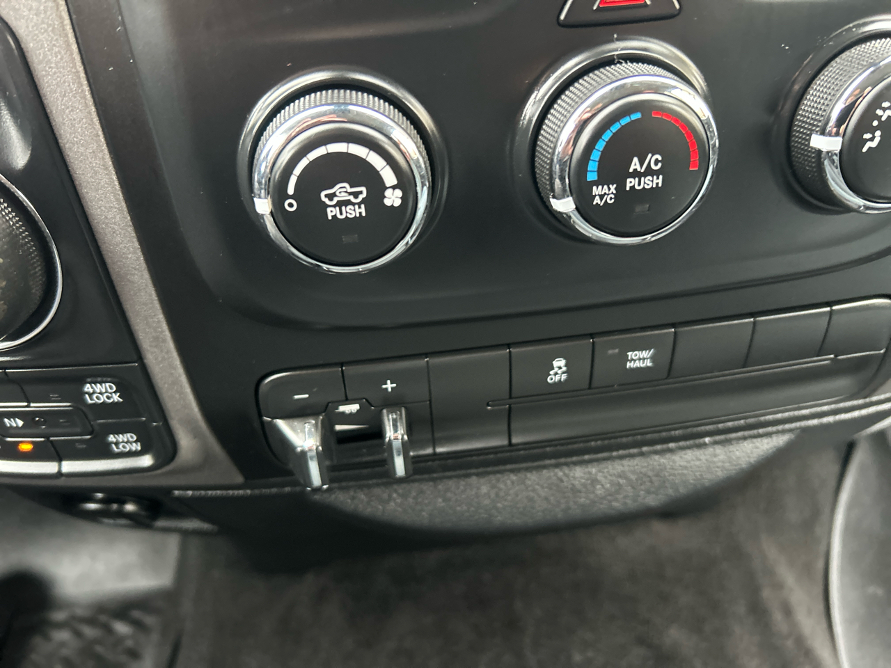 RAM 1500 Express 4x4 Crew Cab 5'7" Box 2017