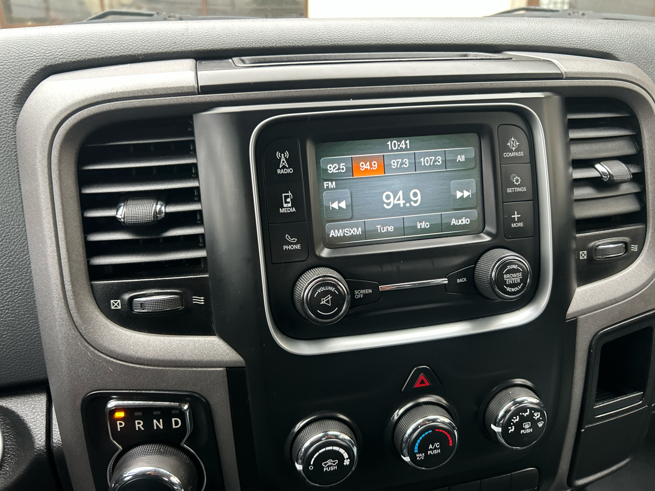 RAM 1500 Express 4x4 Crew Cab 5'7" Box 2017