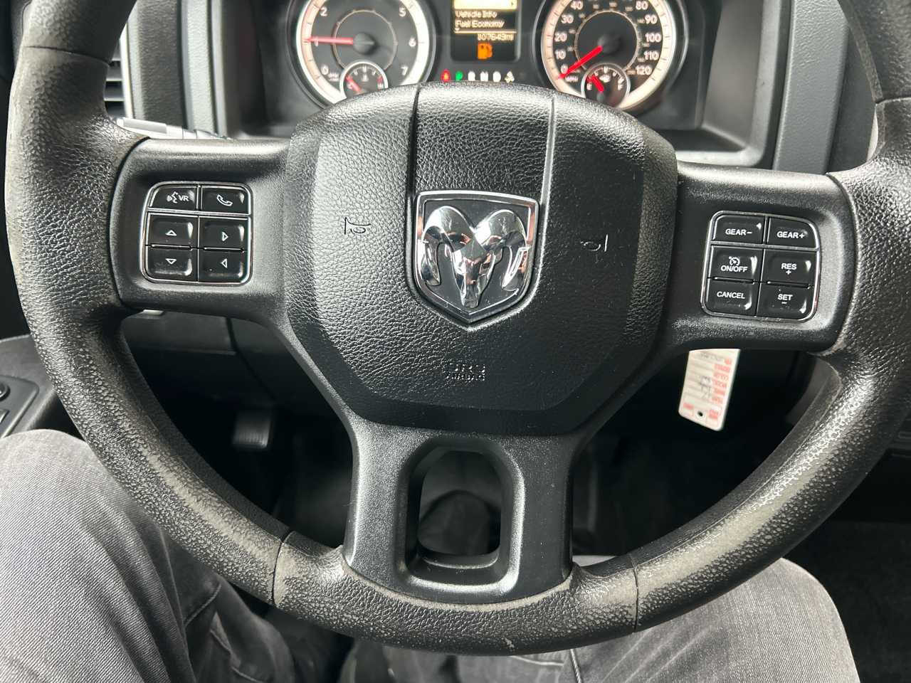 RAM 1500 Express 4x4 Crew Cab 5'7" Box 2017