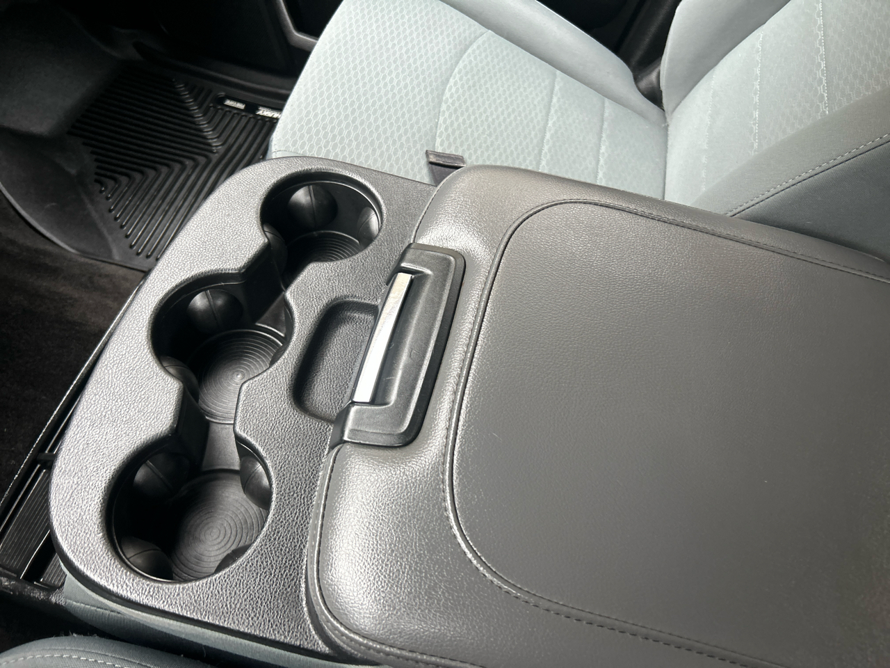 RAM 1500 Express 4x4 Crew Cab 5'7" Box 2017