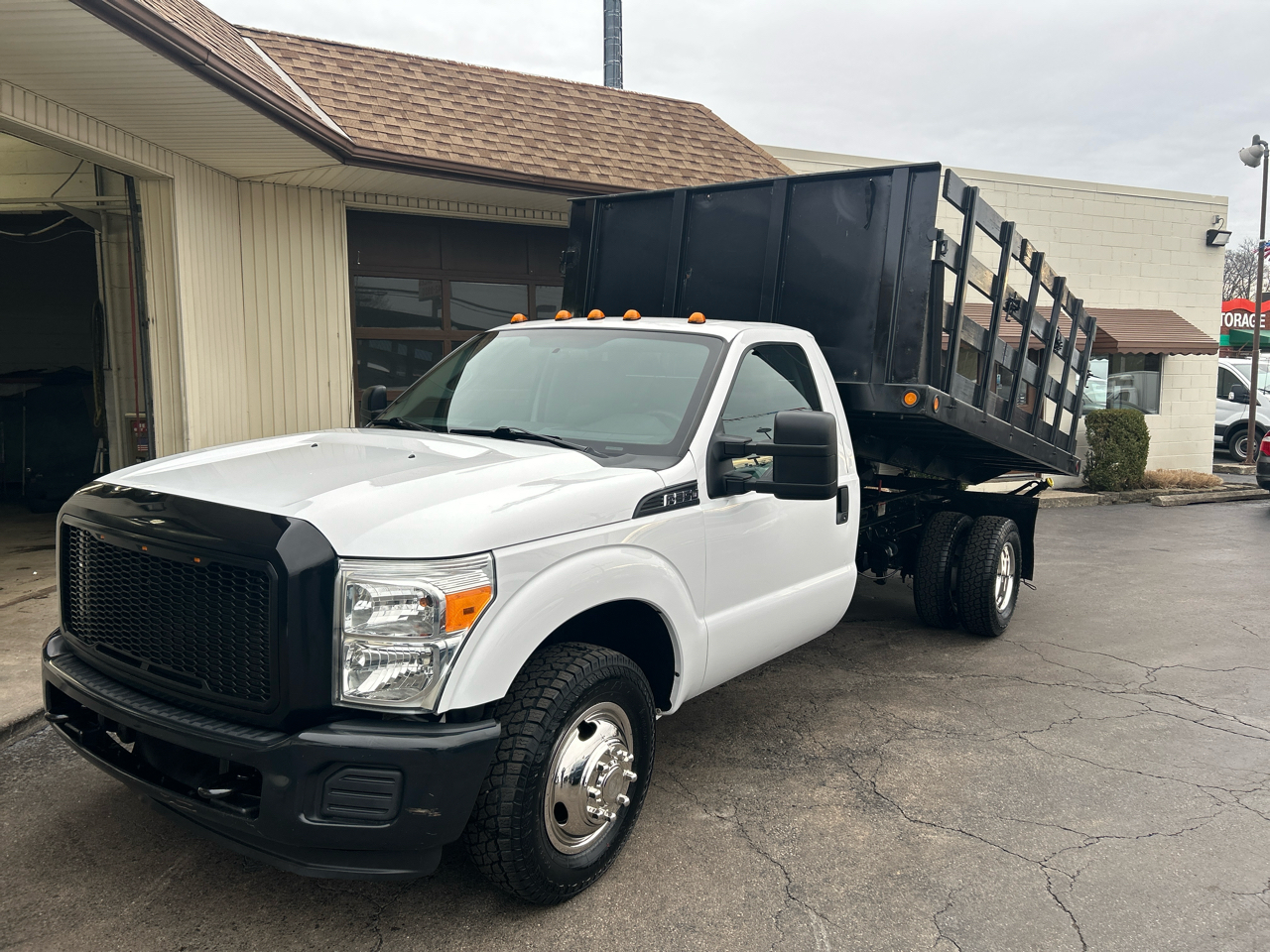 Ford Super Duty F-350 DRW 2WD Reg Cab 165" WB 84" CA XLT 2015