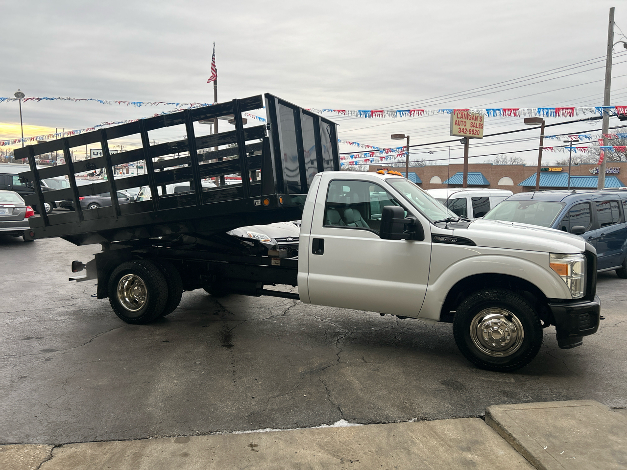 Ford Super Duty F-350 DRW 2WD Reg Cab 165" WB 84" CA XLT 2015