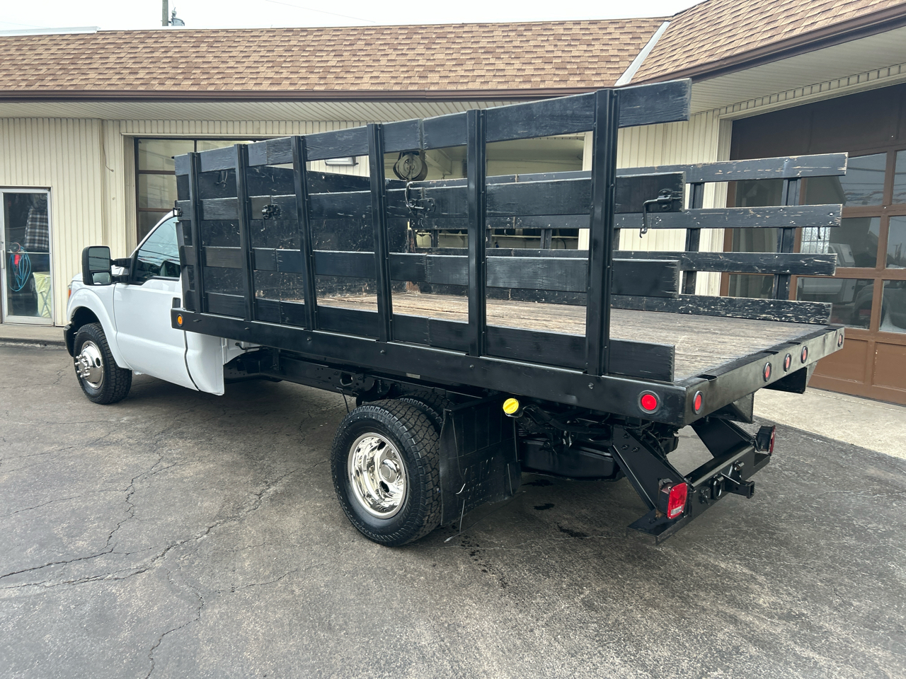 Ford Super Duty F-350 DRW 2WD Reg Cab 165" WB 84" CA XLT 2015