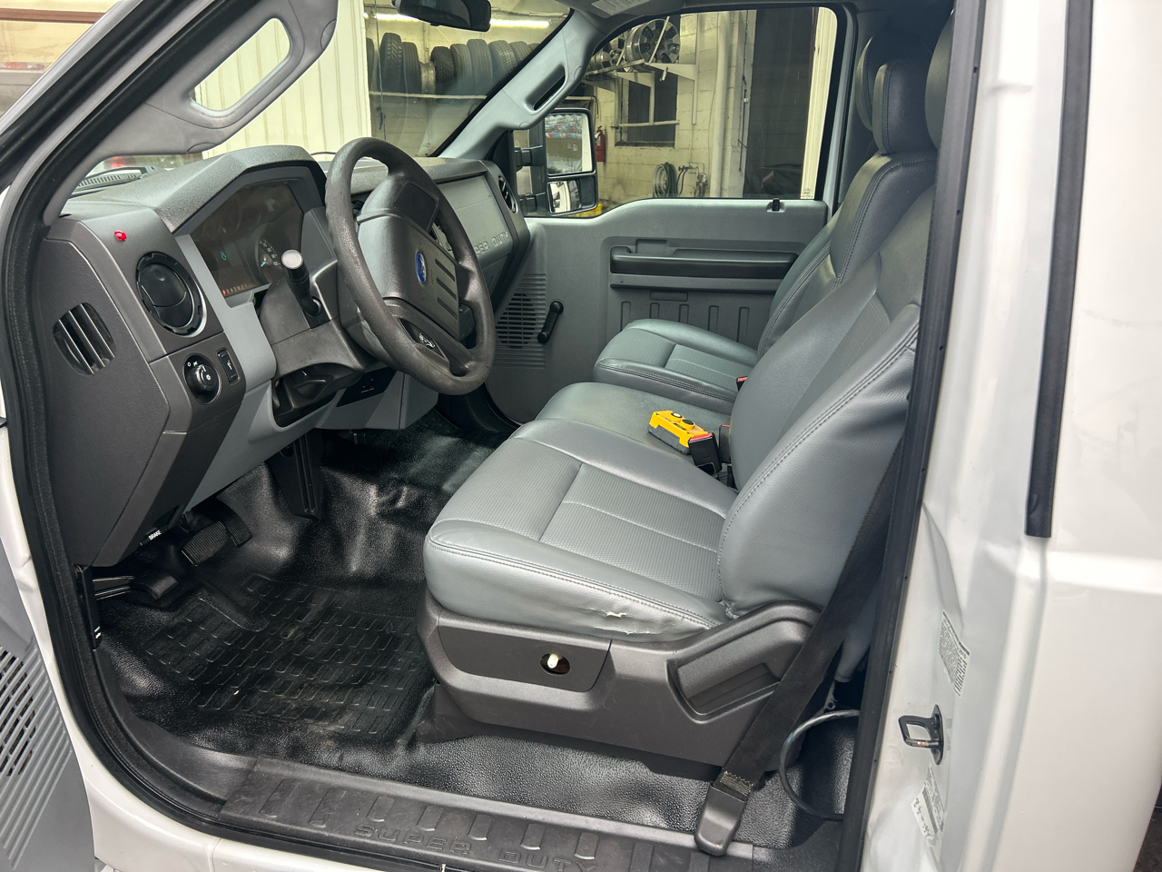 Ford Super Duty F-350 DRW 2WD Reg Cab 165" WB 84" CA XLT 2015