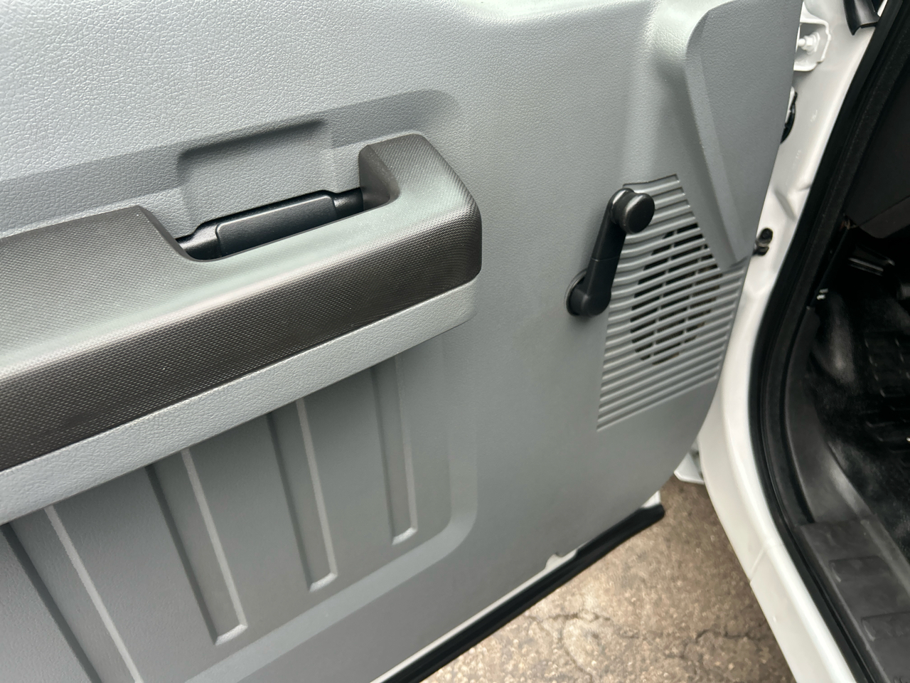 Ford Super Duty F-350 DRW 2WD Reg Cab 165" WB 84" CA XLT 2015