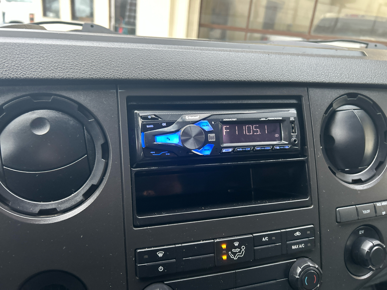 Ford Super Duty F-350 DRW 2WD Reg Cab 165" WB 84" CA XLT 2015