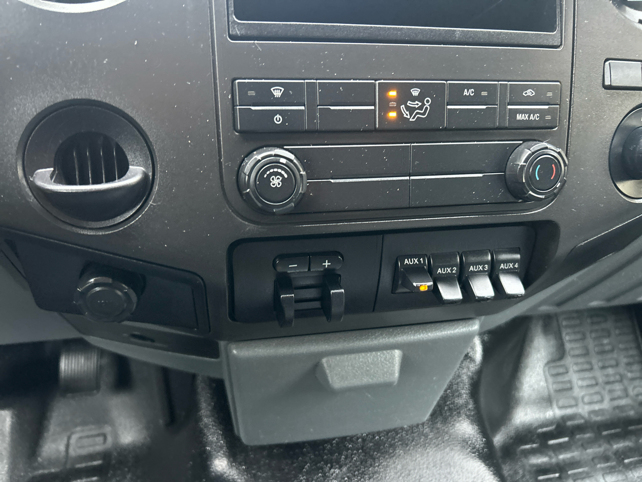 Ford Super Duty F-350 DRW 2WD Reg Cab 165" WB 84" CA XLT 2015