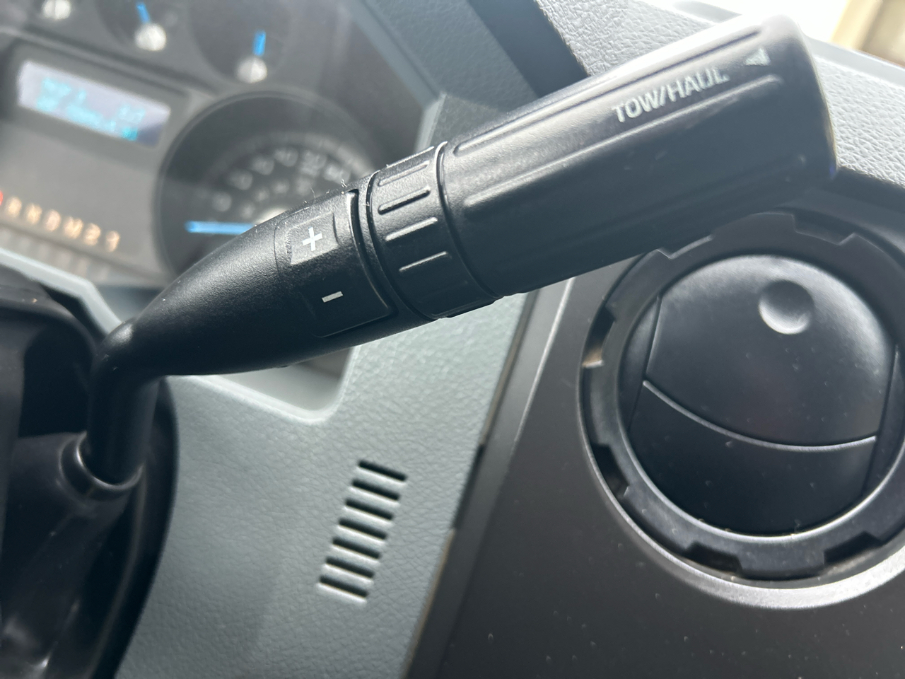 Ford Super Duty F-350 DRW 2WD Reg Cab 165" WB 84" CA XLT 2015