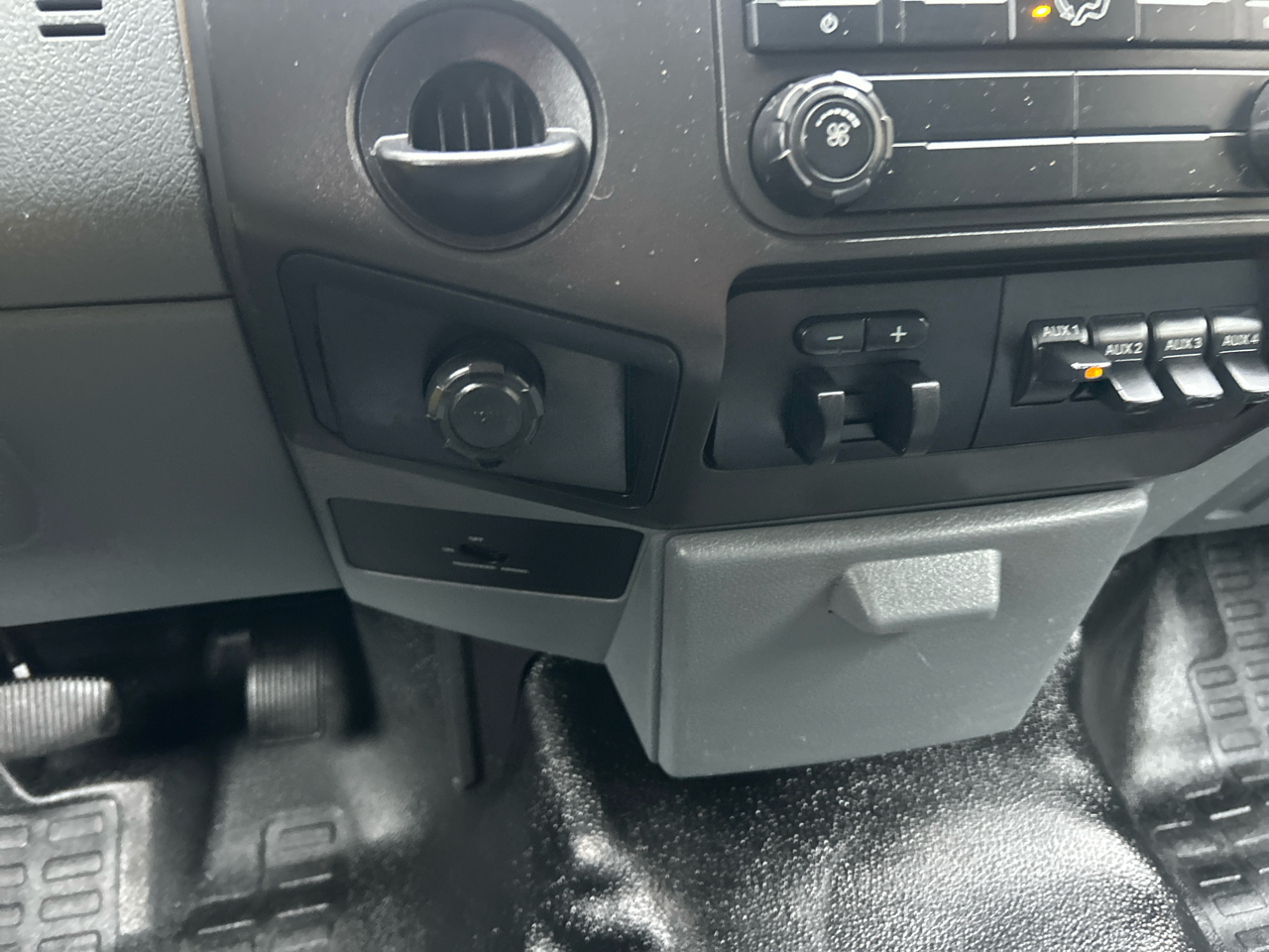 Ford Super Duty F-350 DRW 2WD Reg Cab 165" WB 84" CA XLT 2015