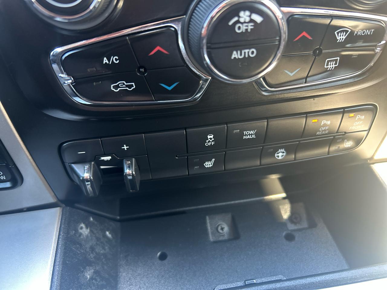 RAM 1500 Big Horn 4x4 Crew Cab 5'7" Box 2017