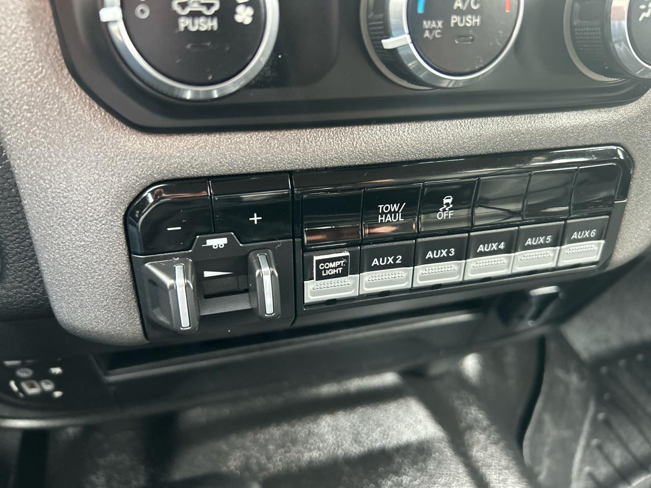 RAM 2500 Tradesman 4x4 Crew Cab 8' Box 2020