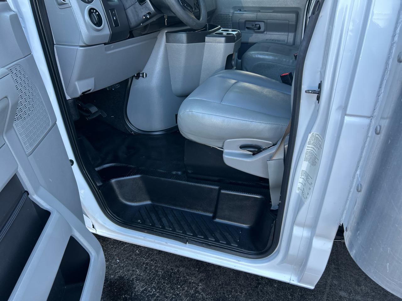 Ford Econoline Commercial Cutaway E-350 Super Duty 138" DRW 2016