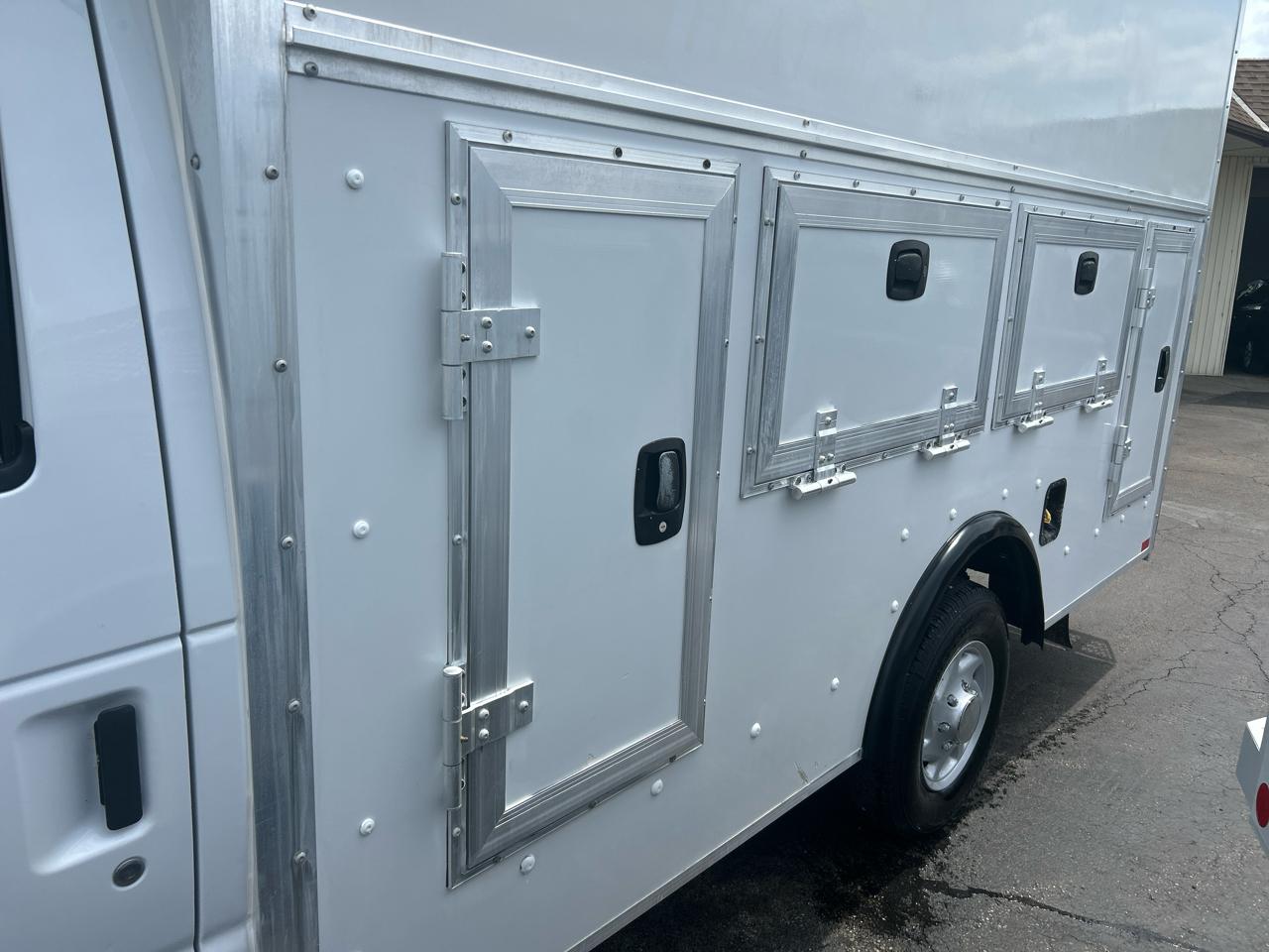 Ford Econoline Commercial Cutaway E-350 Super Duty 138" 5-Spd SRW 2012