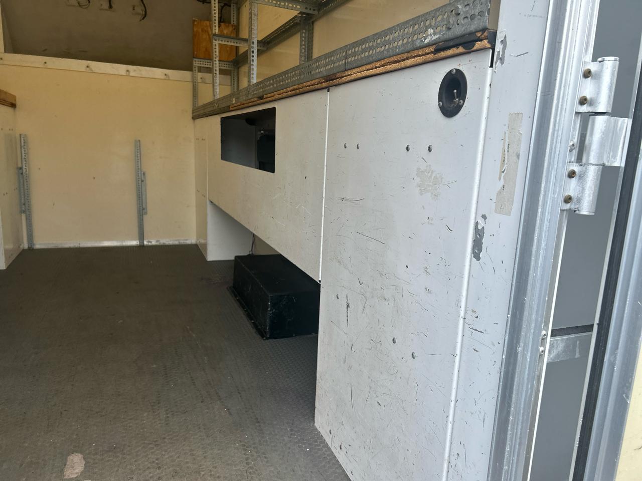 Ford Econoline Commercial Cutaway E-350 Super Duty 138" 5-Spd SRW 2012