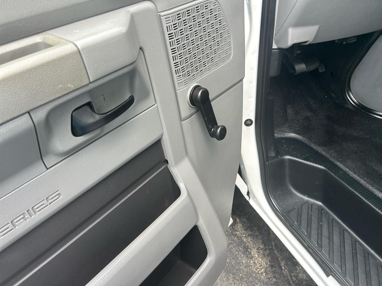 Ford Econoline Commercial Cutaway E-350 Super Duty 138" 5-Spd SRW 2012