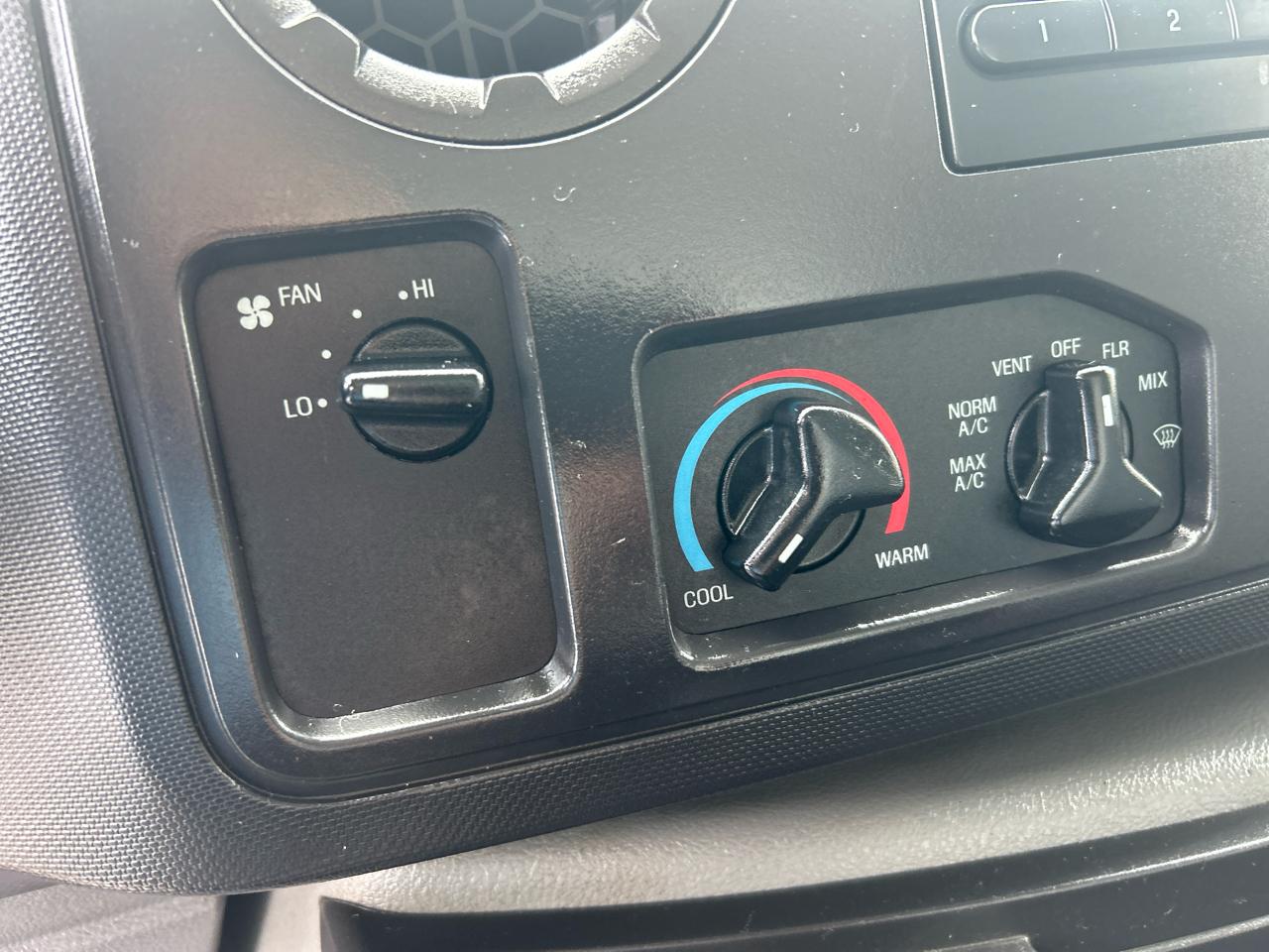 Ford Econoline Commercial Cutaway E-350 Super Duty 138" 5-Spd SRW 2012